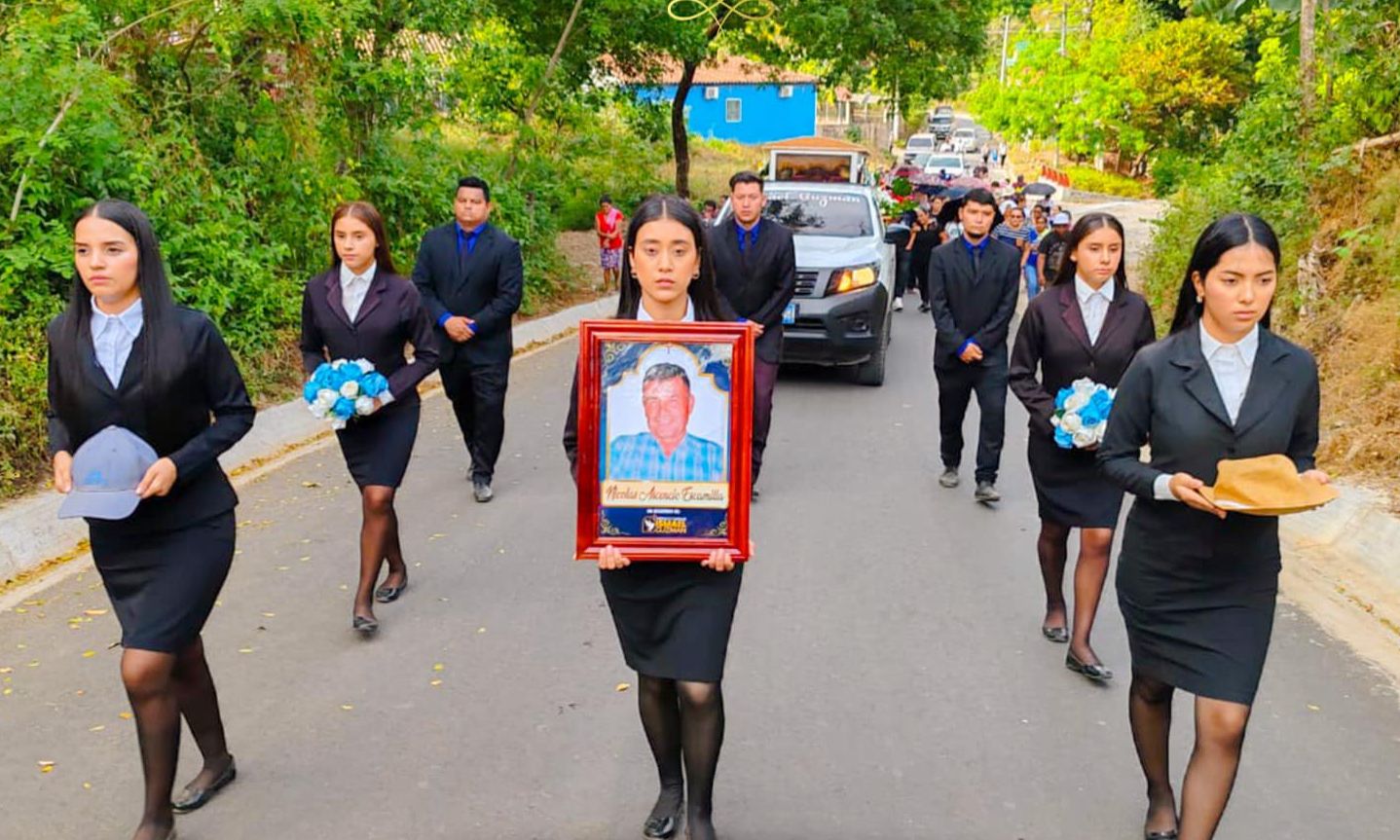 funerales-y-capillas-ismael-guzman-presenta-las-aeromozas-de-la-muerte-para-homenajes-de-vida-unicos